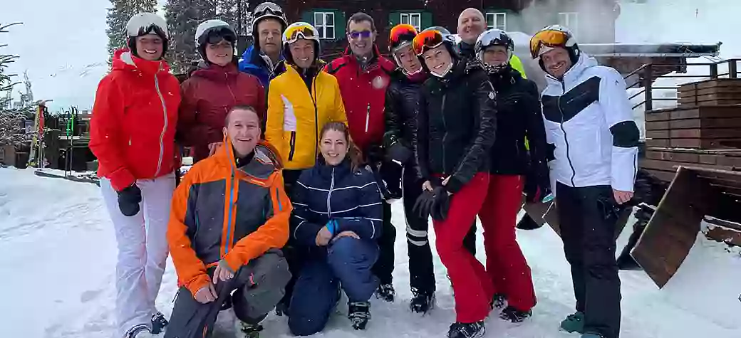 Gruppenfoto beim Skitag mit Michaela Gerg